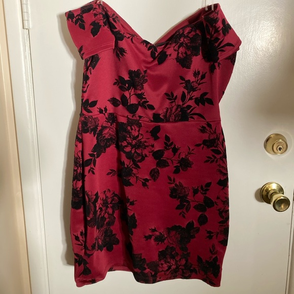 Off the should dress - Picture 2 of 2